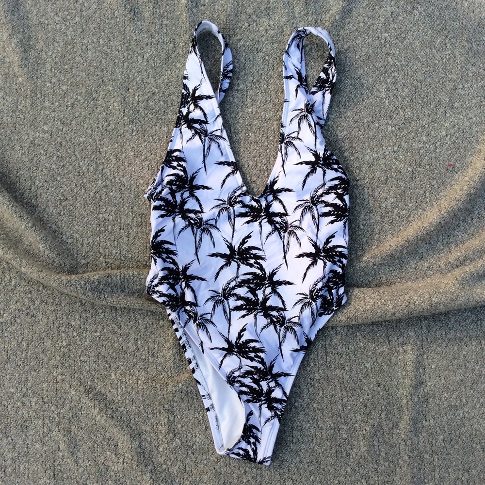 FLATTERING ONE PIECE